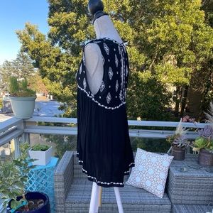 Free People tank top black & white embroidery
